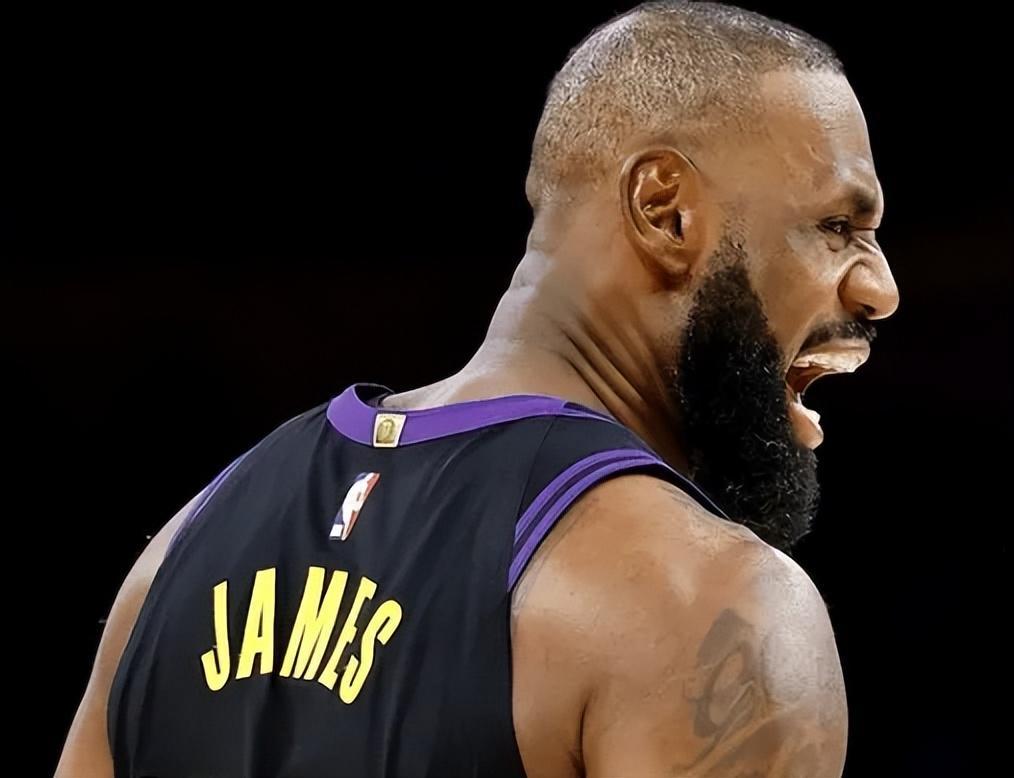 詹姆斯复出激活湖人全队！艾顿高效吃饼，替补火力全开，关键球稳了