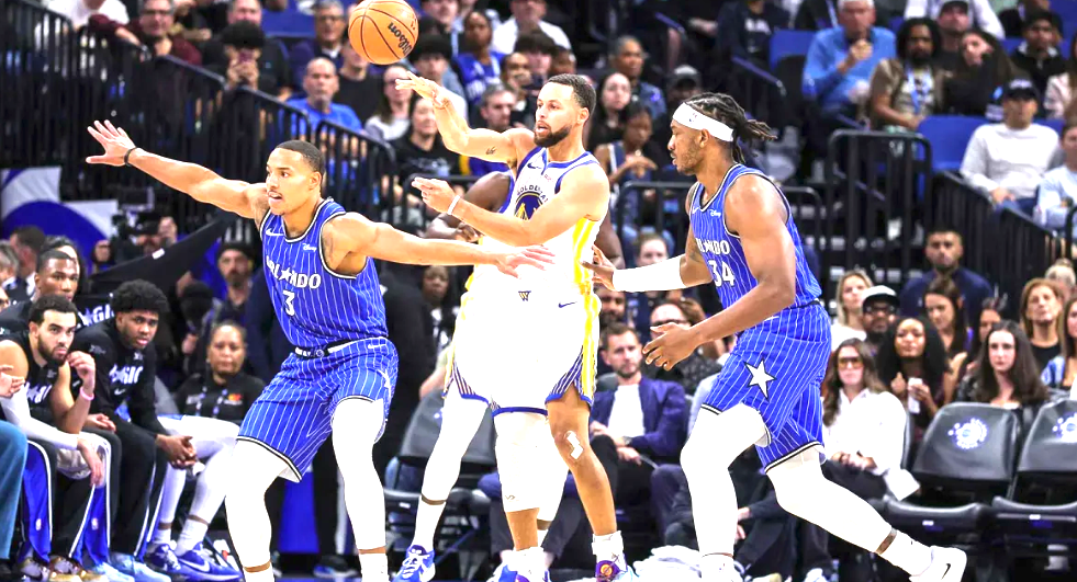 勇士121-113负魔术：内线失守64分，库里空砍34分，交易补强成焦点