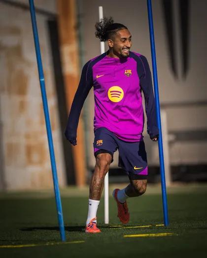 巴萨训练动态：拉菲尼亚部分合练复出在望，佩德里仍缺席