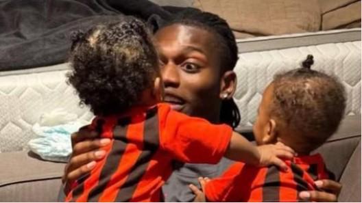 米兰德比迎特殊观众：莱奥双胞胎儿子将首次现场观赛