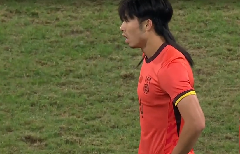 汪士钦熊猫杯染红引争议：推搡对手遭媒体痛批，国足生涯或受影响